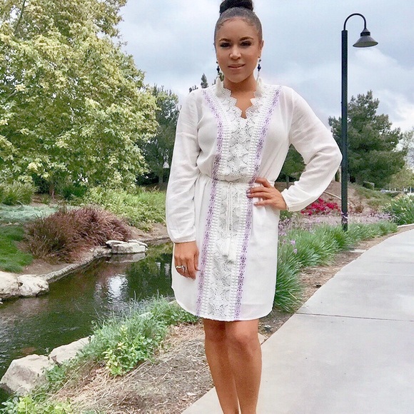 White v-neck shift dress w/embroidered detail - Picture 2 of 8